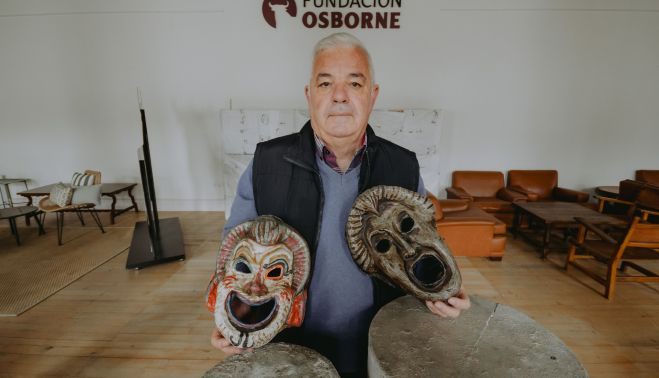 Emilio sujeta las máscaras que utilizan en las obras.
