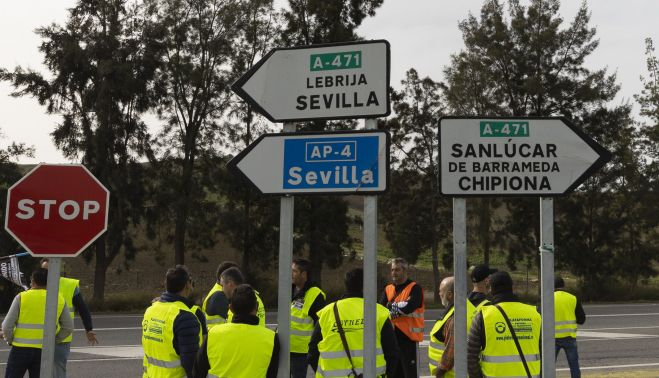 CAMIONEROS TREBUJENA CORTE CARRETERA 2