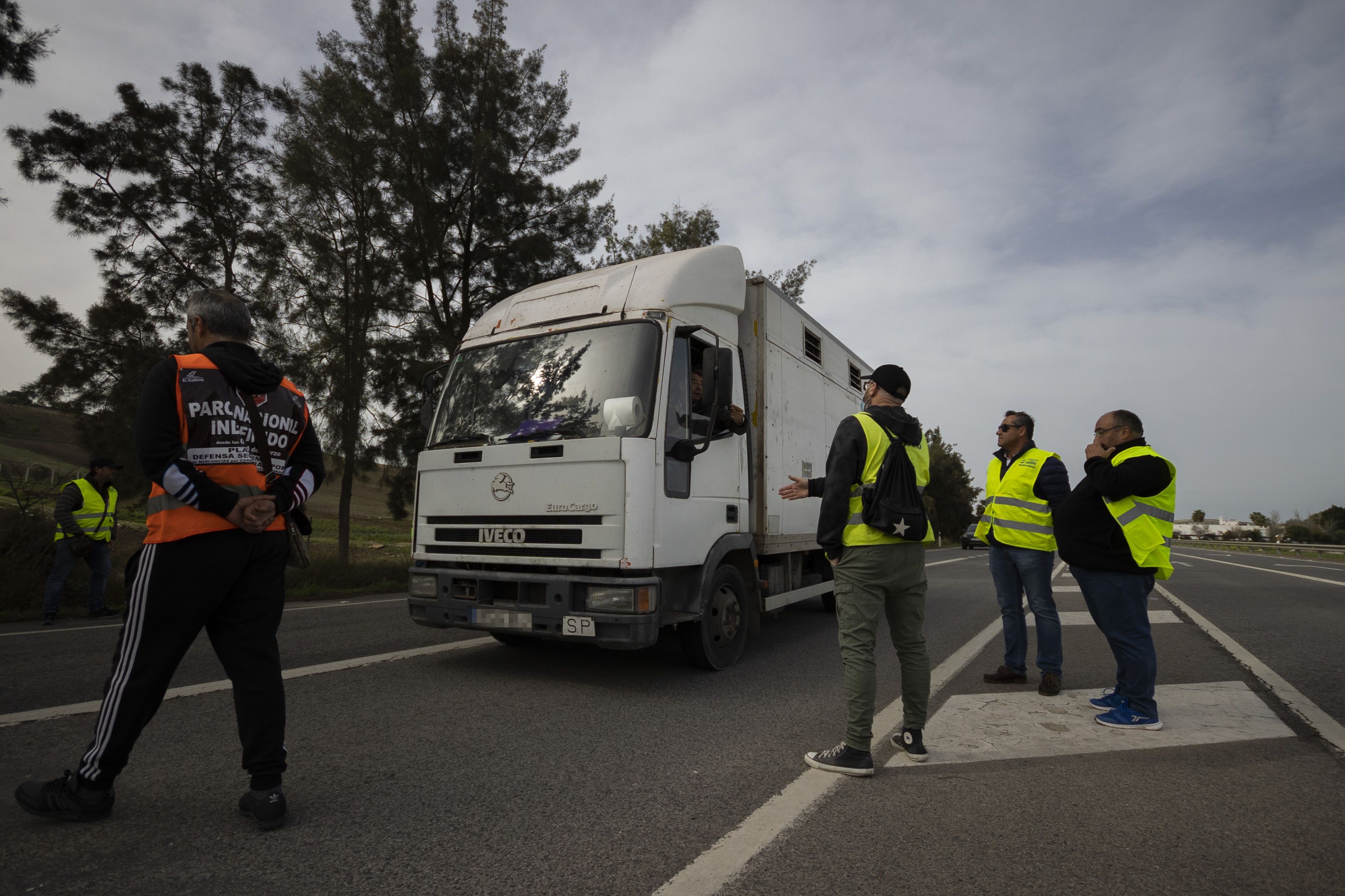 Camioneros de Trebujena, con un camión parado a la entrada de la localidad durante el paro. Camioneros de Trebujena, con un camión parado a la entrada de la localidad durante el paro.