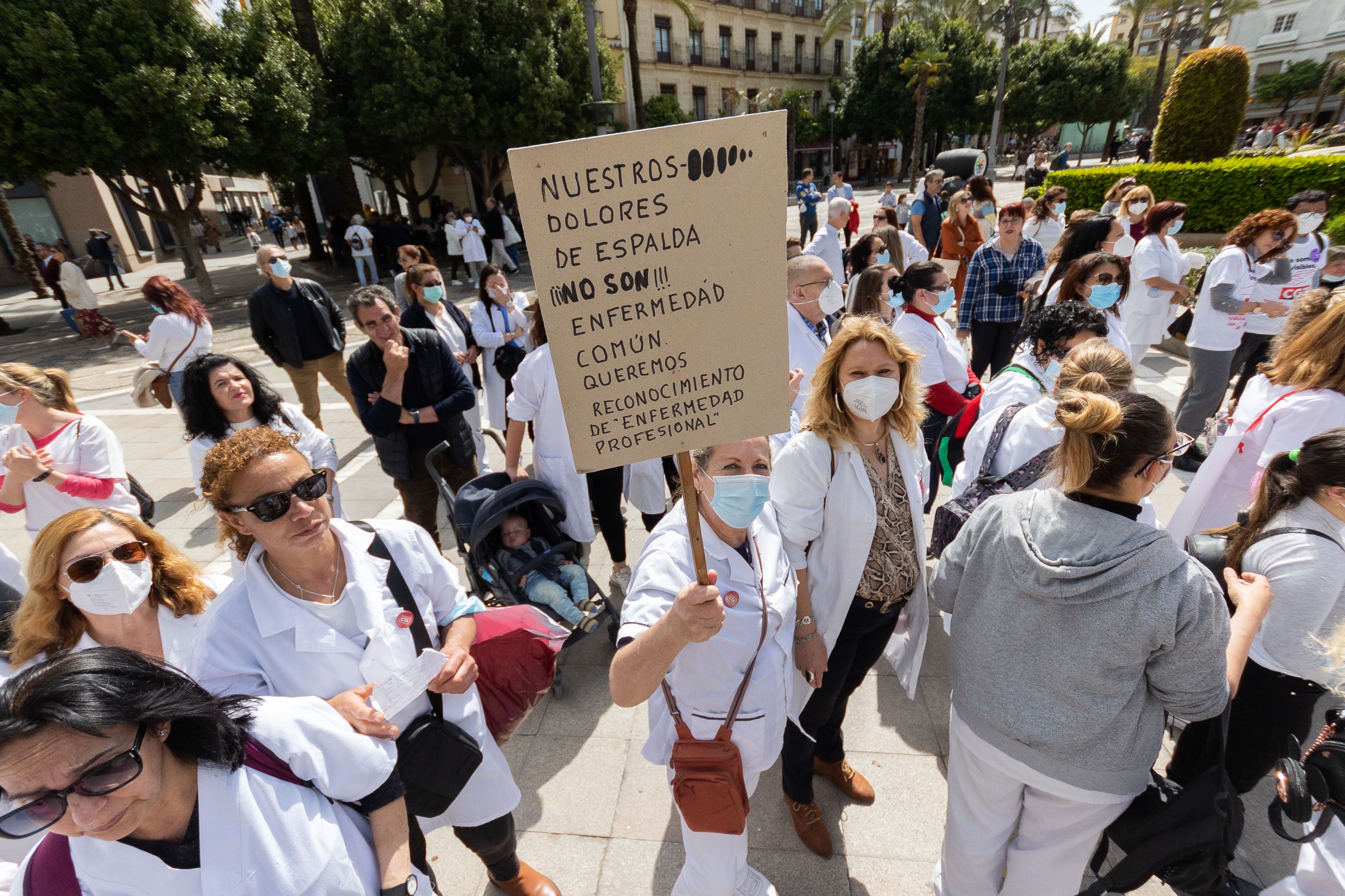 Auxiliares de ayuda a domicilio en la marcha blanca andaluza a su paso por Jerez.