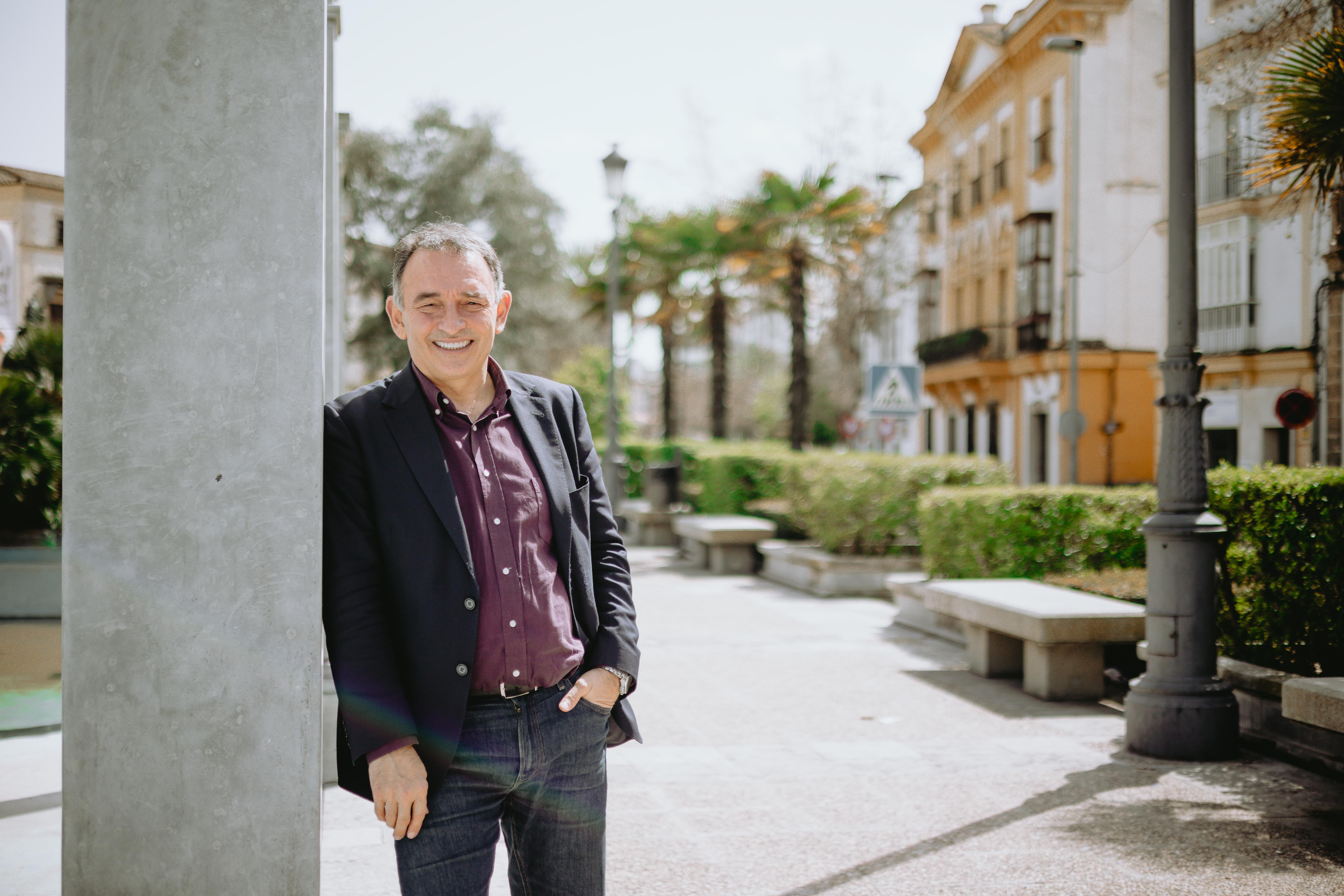 Enrique Santiago, secretario de Estado para la Agenda 2030, posa tras la entrevista concedida a lavozdelsur.es, este pasado sábado en Jerez.