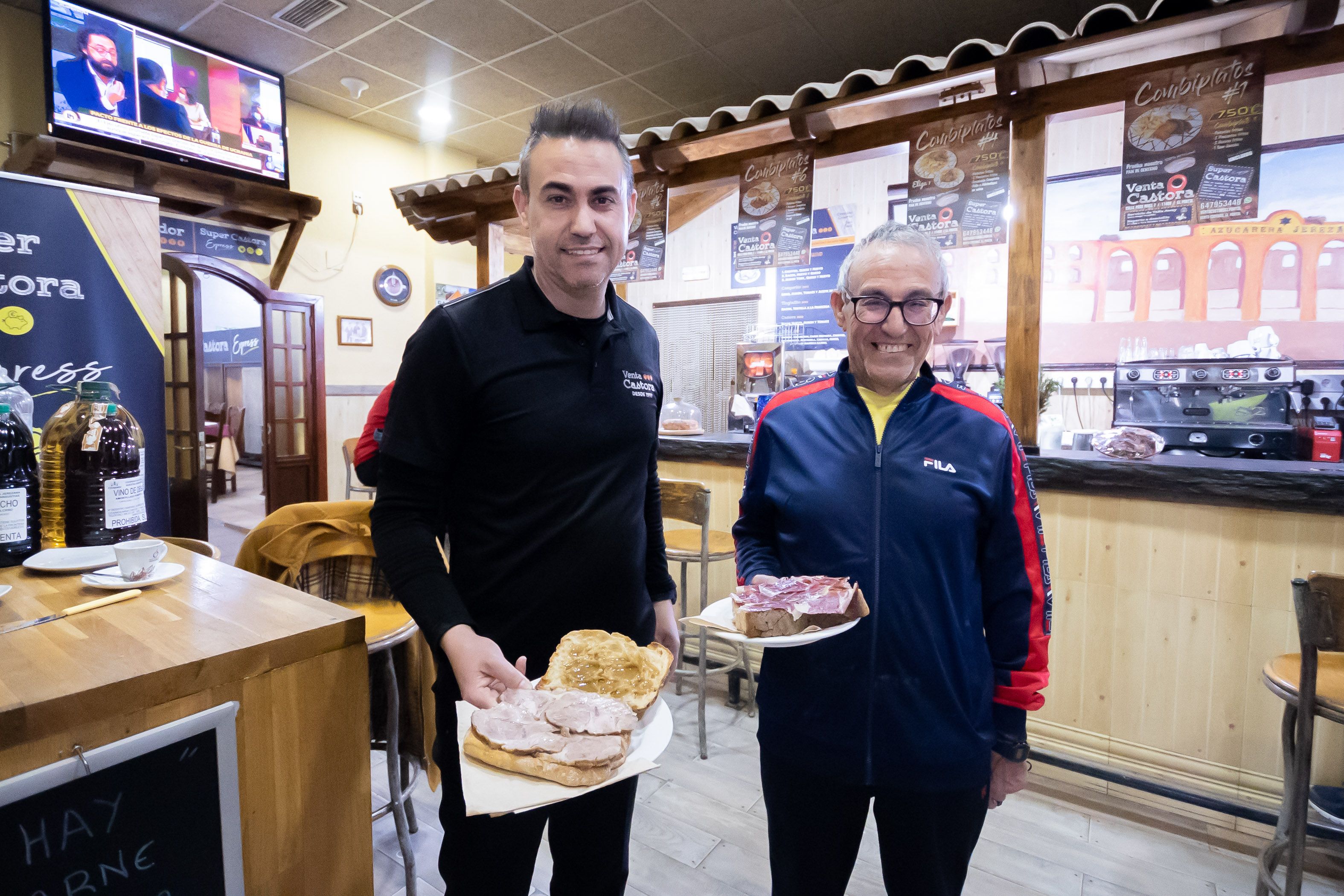 Israel y Victoriano posan para lavozdelsur.es en la venta Castora de la barriada jerezana de El Portal.