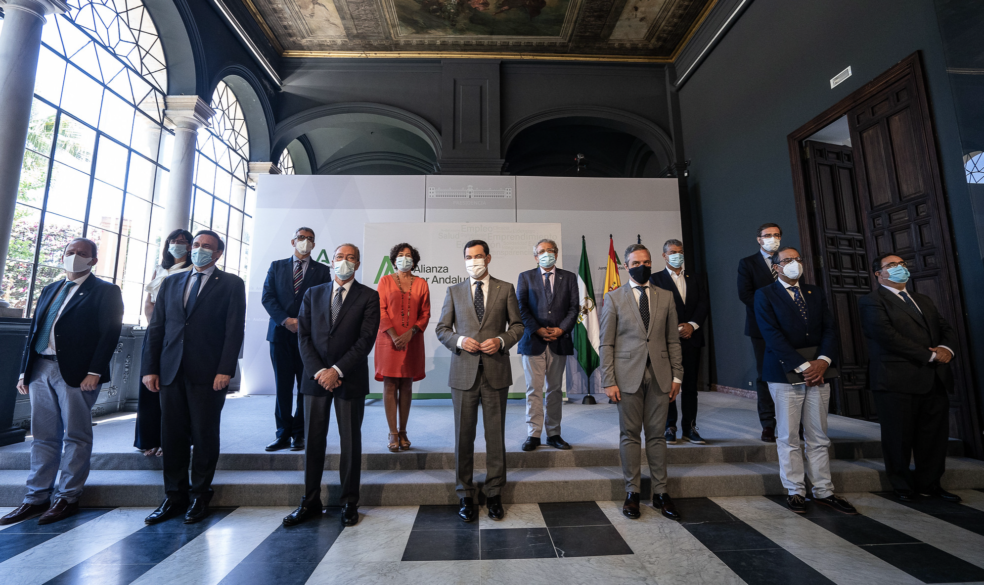 El presidente de la Junta, Juan Manuel Moreno, con los consejeros Rogelio Velasco y Juan Bravo, con los rectores de las universidades andaluzas.