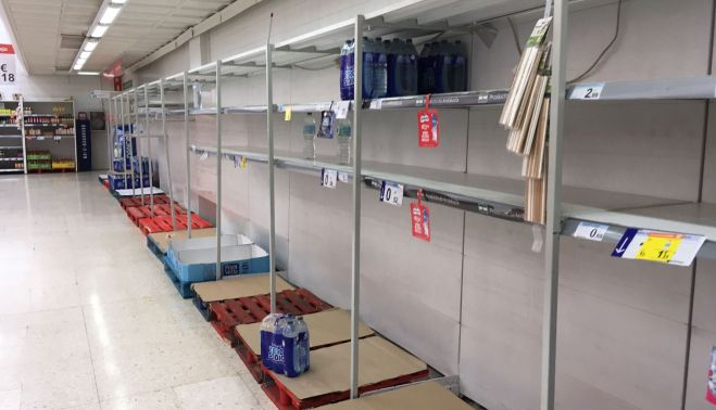 En Carrefour no hay agua mineral.