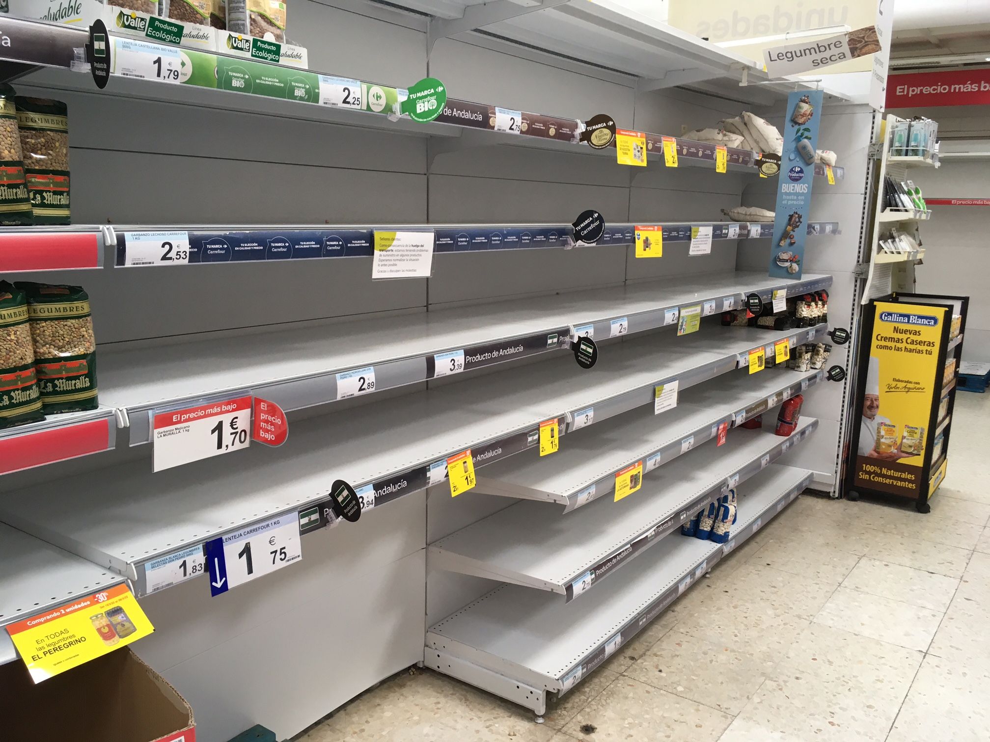 Zona de las pastas y conservas en Carrefour. Zona de las pastas y conservas en Carrefour.