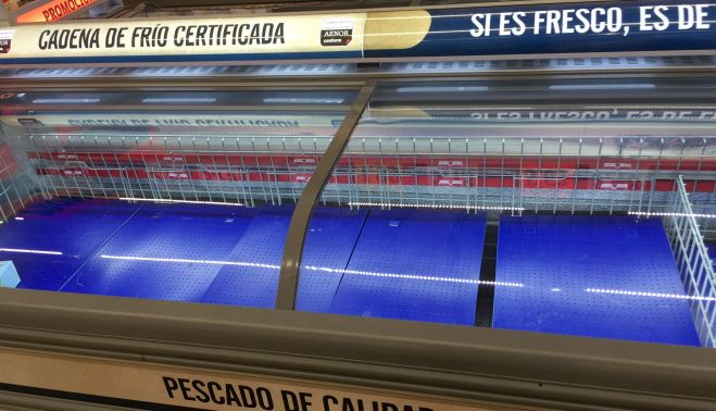 Las neveras, sin productos congelados.