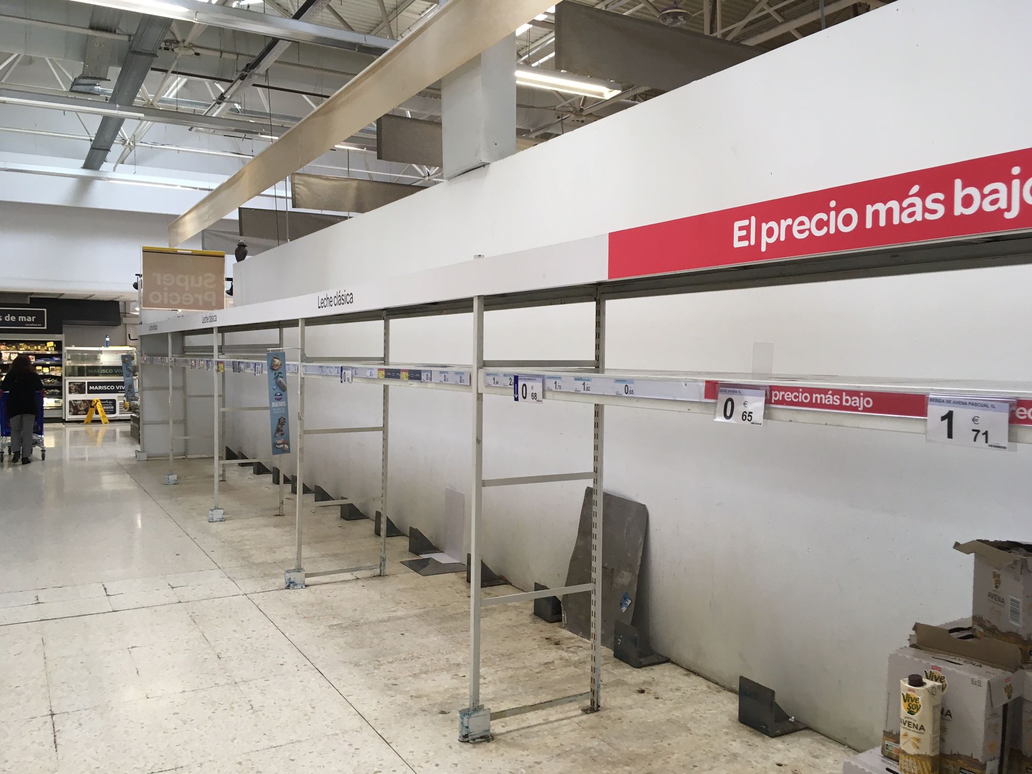 Así está el pasillo de la leche en Carrefour tras una semana de huelga en el transporte. Así está el pasillo de la leche en Carrefour tras una semana de huelga en el transporte.