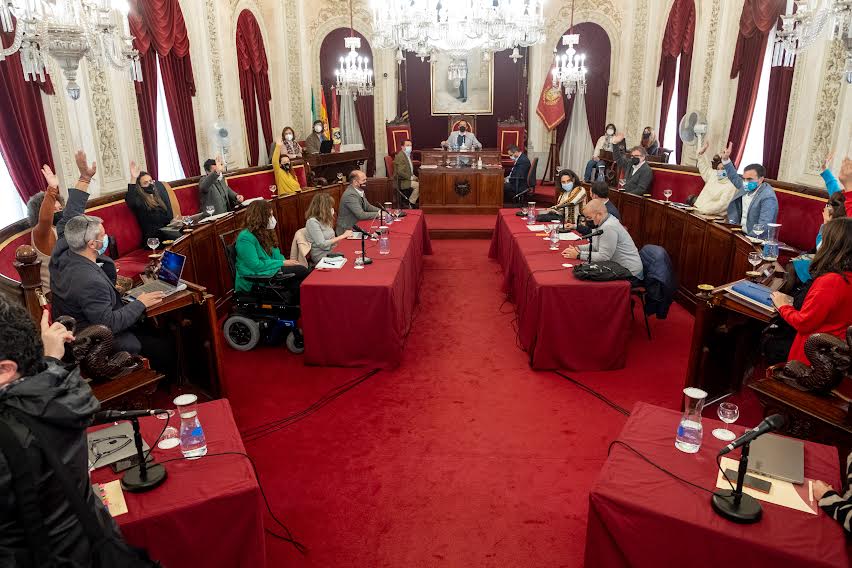 Votación en la que se aprueba el presupuesto de Cádiz con el alcalde, José María González, al fondo..