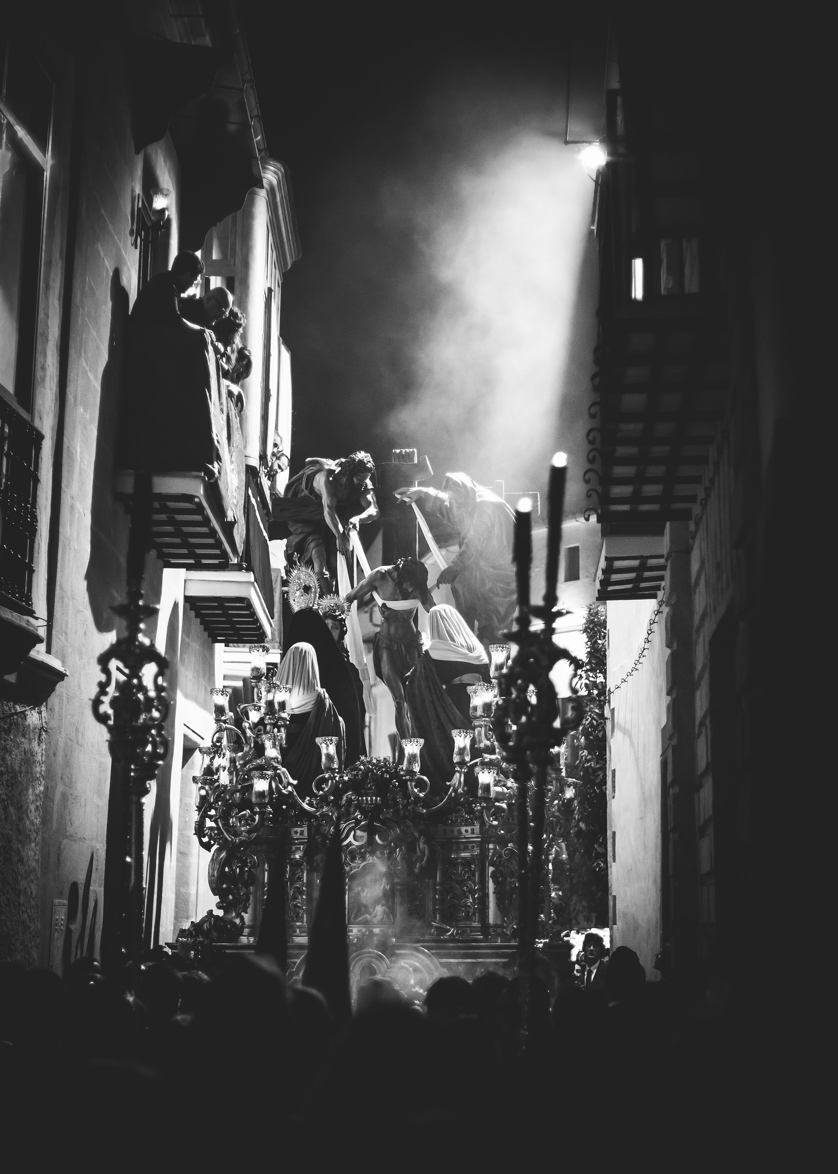 Monumental el misterio del Descendimiento por calle Tornería.    ESTEBAN