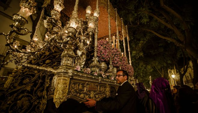  El capataz, Martín Gómez, mandando desde el costero del palio de La Soledad.     ESTEBAN