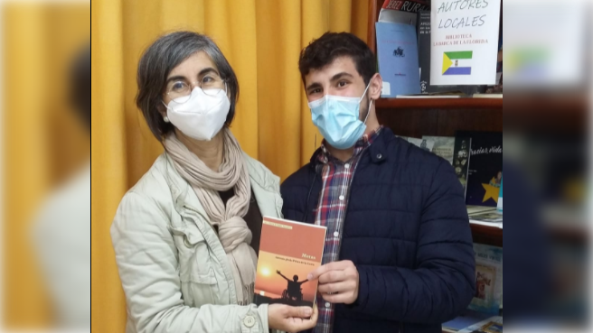Antonio Jesús Pérez de la Corte, junto a Paqui Orellana, delegada de Cultura del Ayuntamiento de La Barca. Antonio Jesús Pérez de la Corte, junto a Paqui Orellana, delegada de Cultura del Ayuntamiento de La Barca.