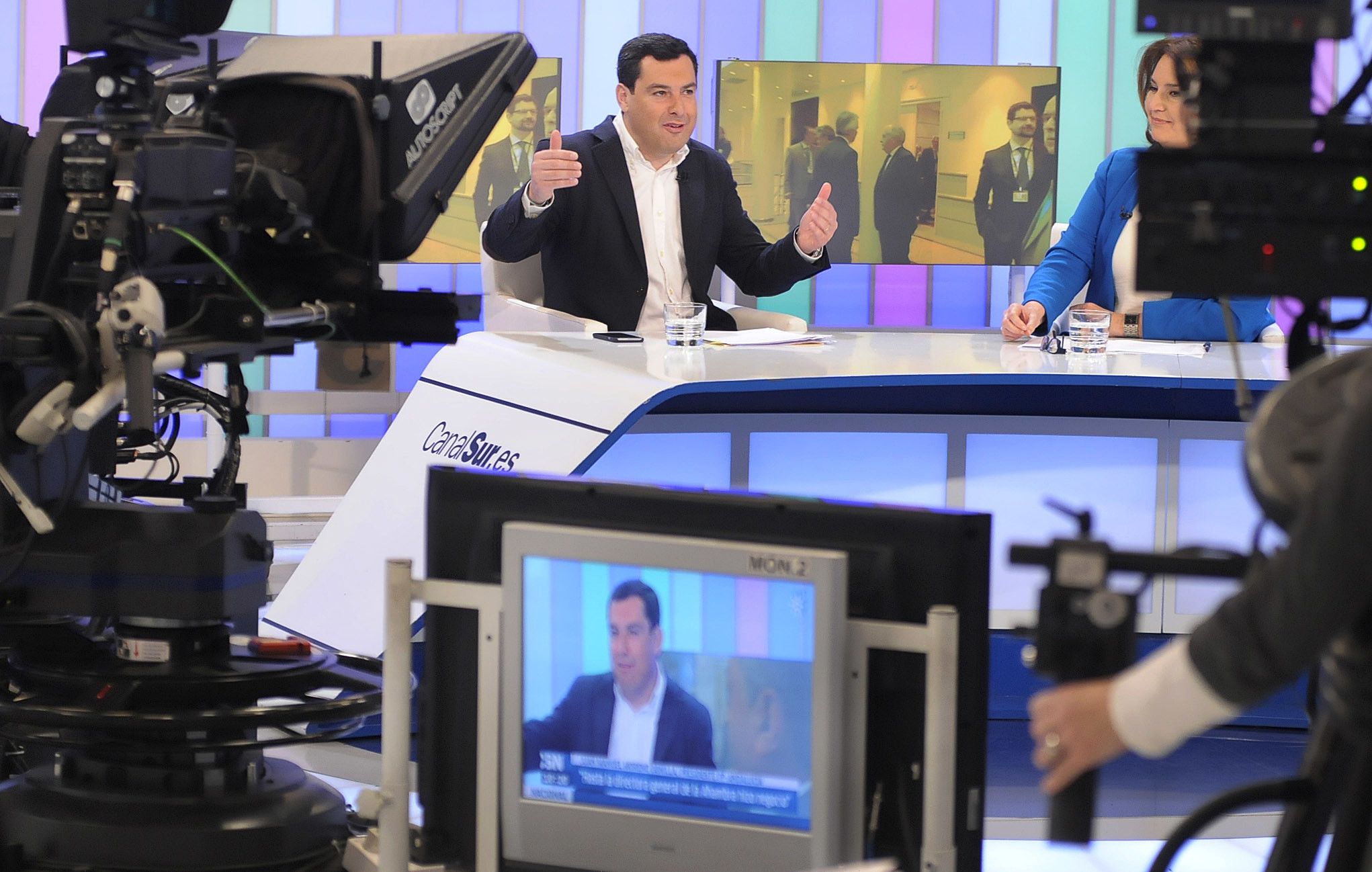 Juan Manuel Moreno, presidente de la Junta de Andalucía, en una entrevista en Canal Sur, en una imagen de archivo.