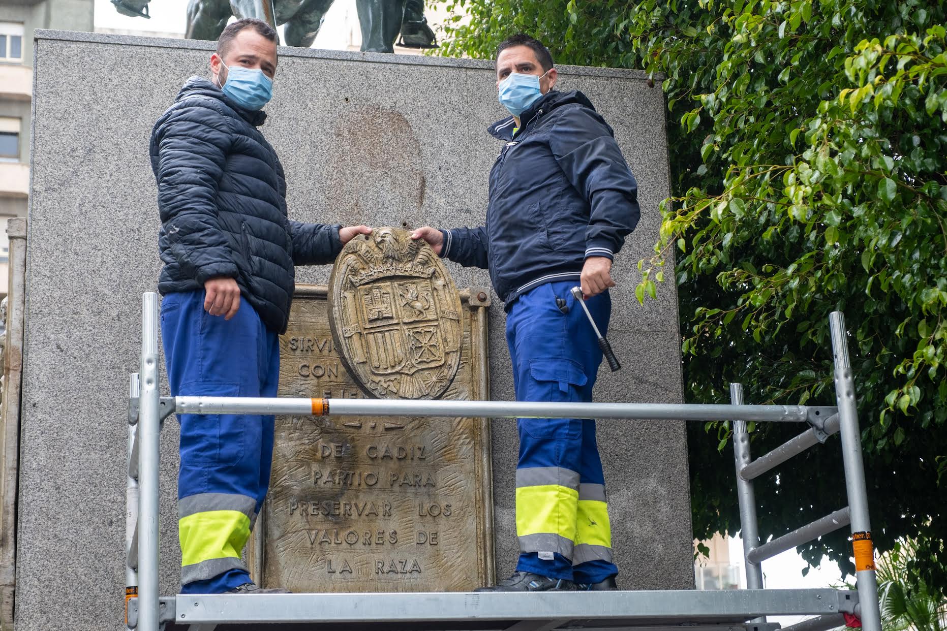 Retirada del escudo franquista en Cádiz.