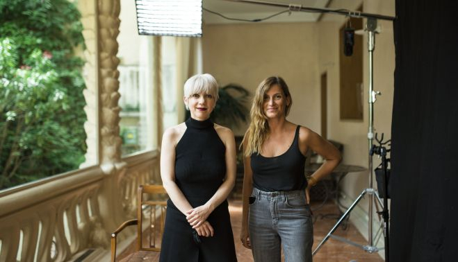 Laura Hojman con Remedios Zafra, una de las participantes en el documental.   MIGUEL JIMÉNEZ