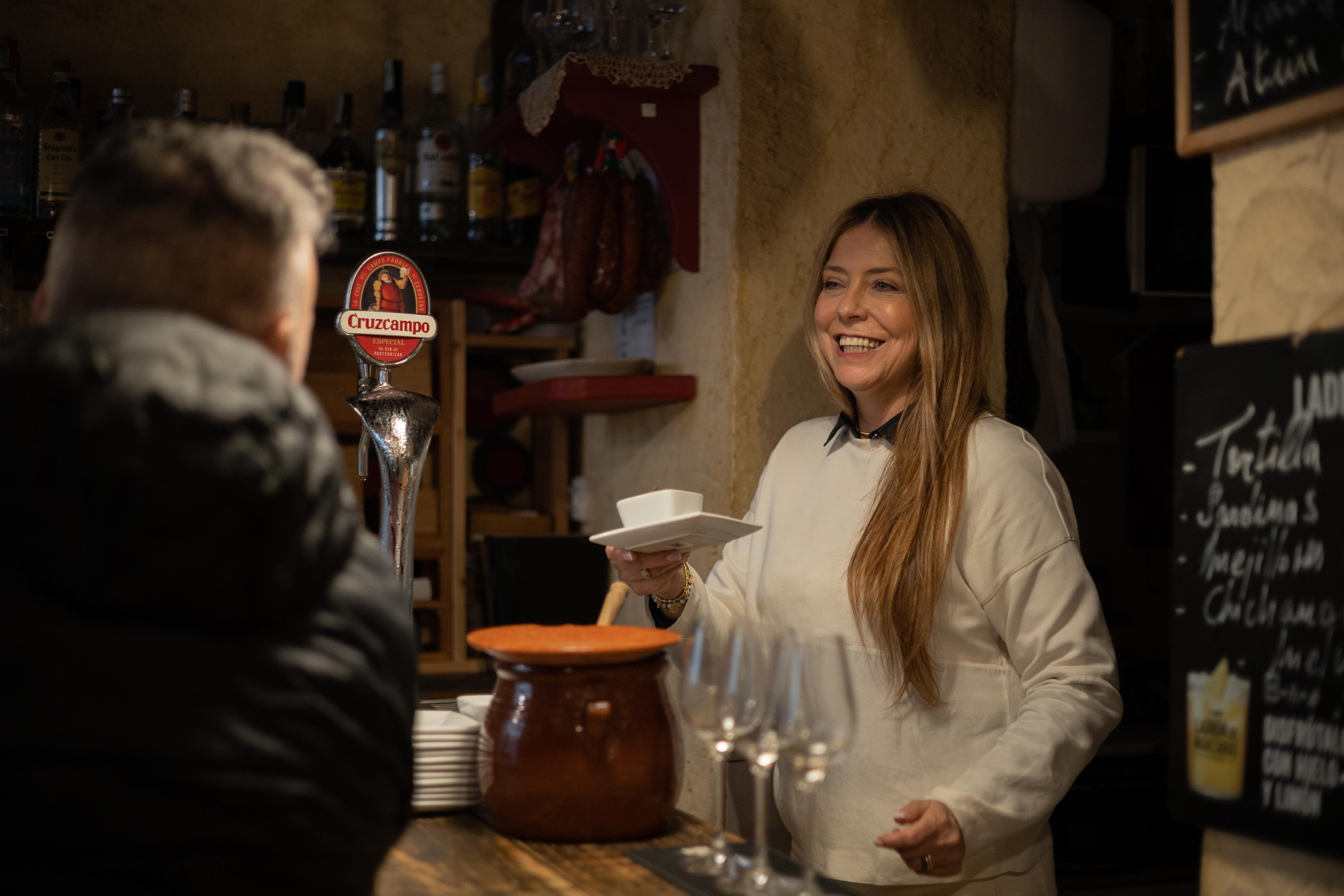 Rosario atiende a un cliente.