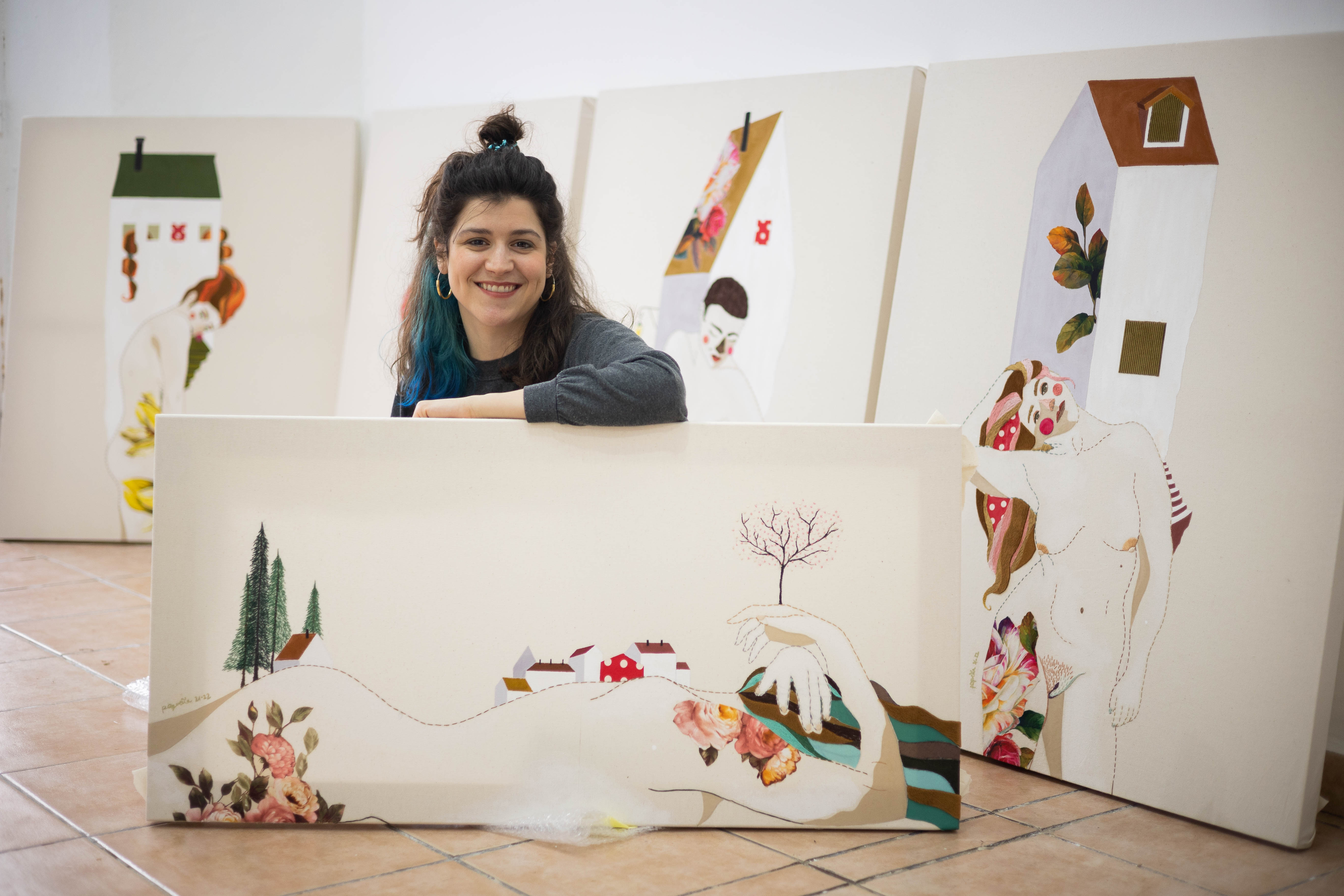 La ilustradora Rocío La Pequeña preparando su exposición en la Sala Tragaluz. 