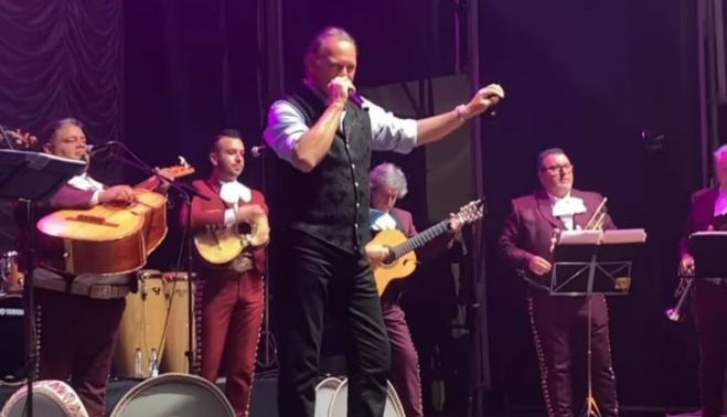 Actuación de Bertín Osborne compartida por @ivsss_ en Instagram