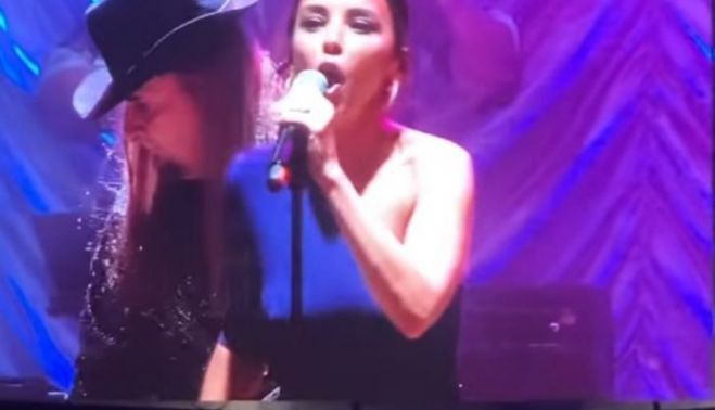 Actuación de Chenoa compartida por @ivsss_ en Instagram