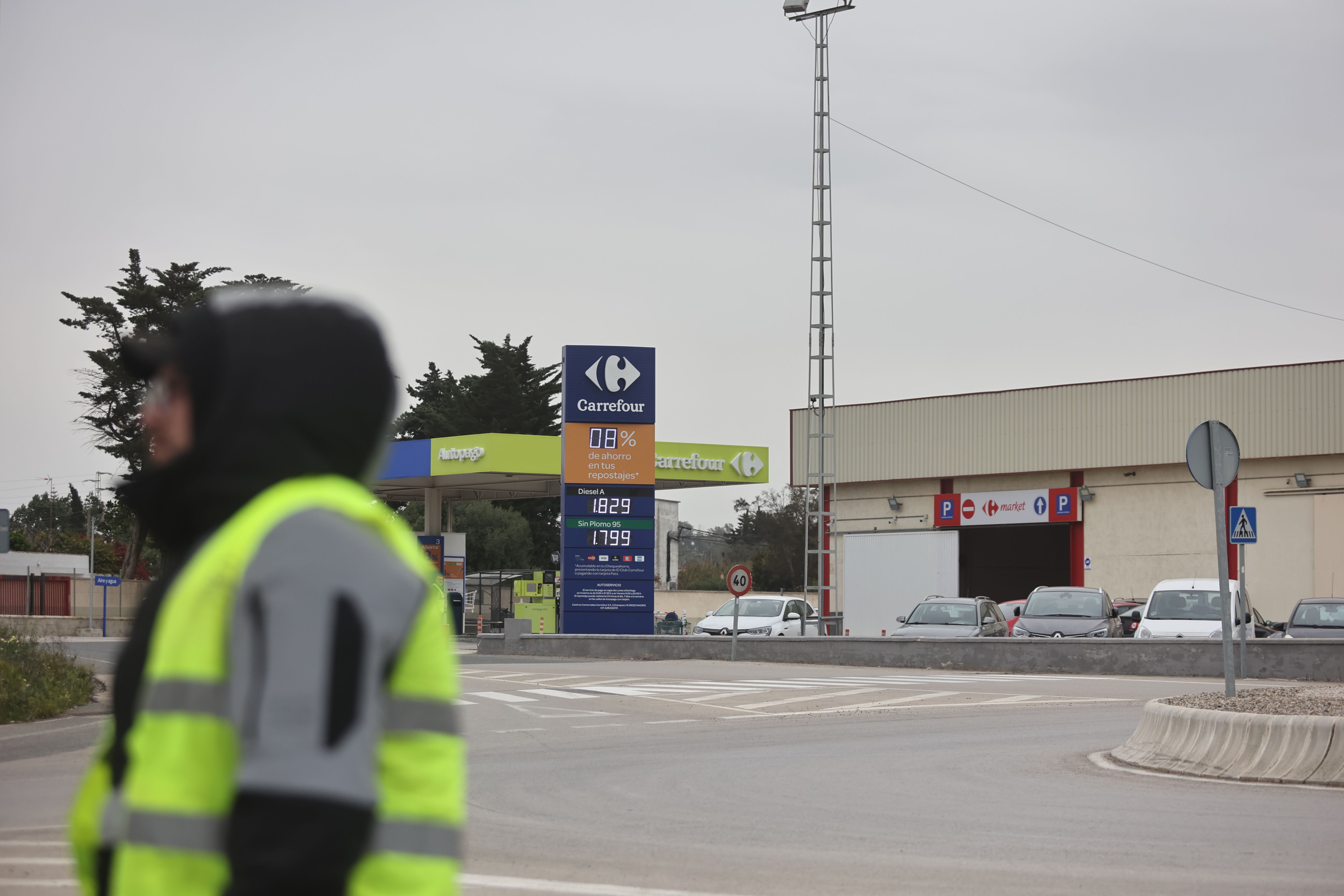 Uno de los piquetes y, al fondo, una gasolinera en la N-340.