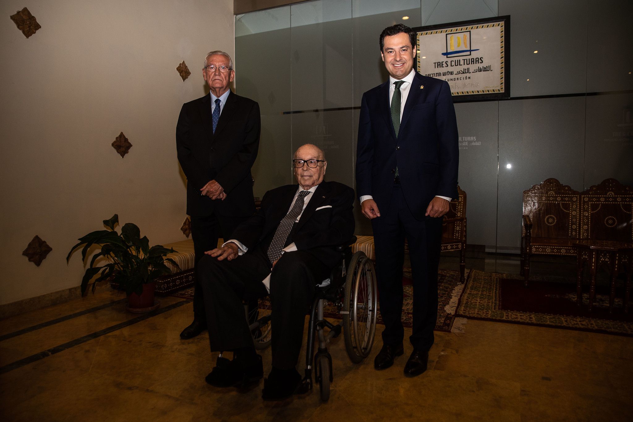El presidente de la Junta de Andalucía, Juan Manuel Moreno, en la cena homenaje que la Fundación Rafael Escuredo brindó en 2019 Manuel Clavero. El presidente de la Junta de Andalucía, Juan Manuel Moreno, en la cena homenaje que la Fundación Rafael Escuredo brindó en 2019 Manuel Clavero.