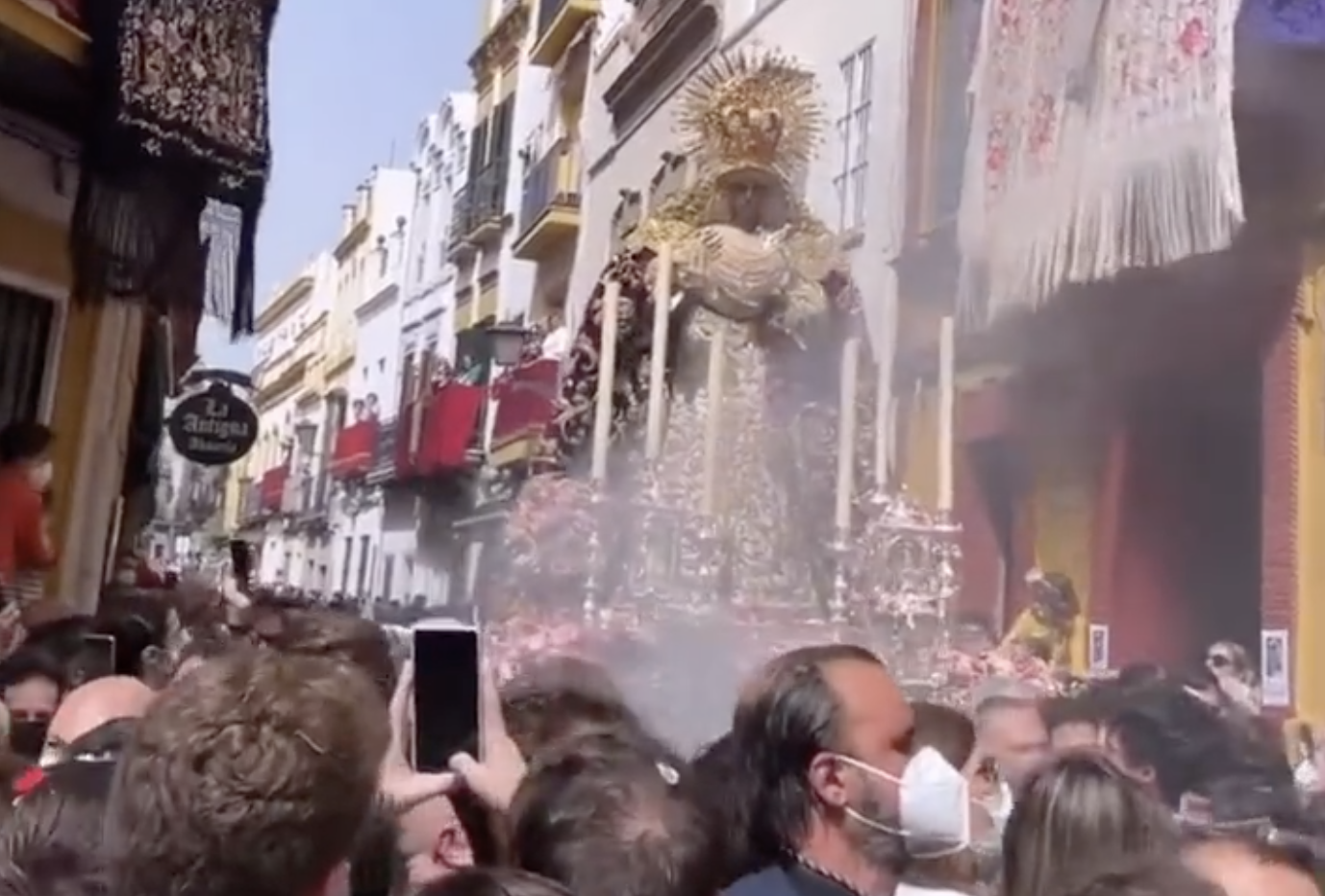 Los ‘chilladores’: una nueva especie cofrade. Imagen del traslado de La Esperanza de Triana con una gran bulla ante las andas. Los ‘chilladores’: una nueva especie cofrade. Imagen del traslado de La Esperanza de Triana con una gran bulla ante las andas.