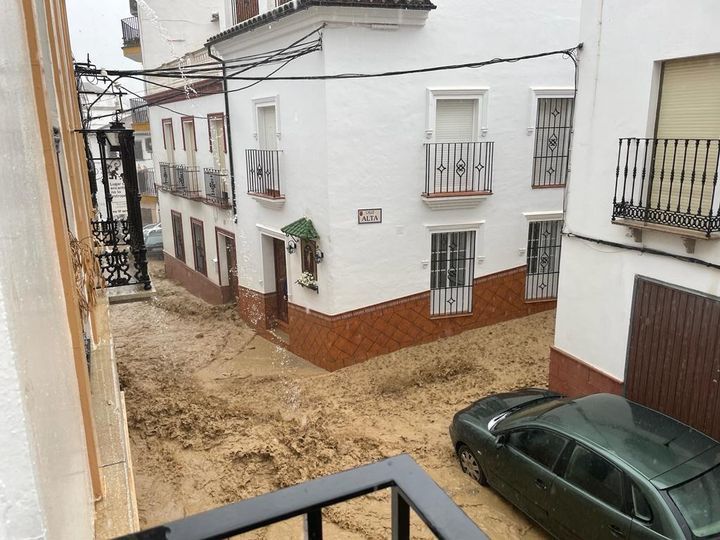 Una de las imágenes que ha dejado la brutal tromba de agua que ha inundado Setenil. Una de las imágenes que ha dejado la brutal tromba de agua que ha inundado Setenil.