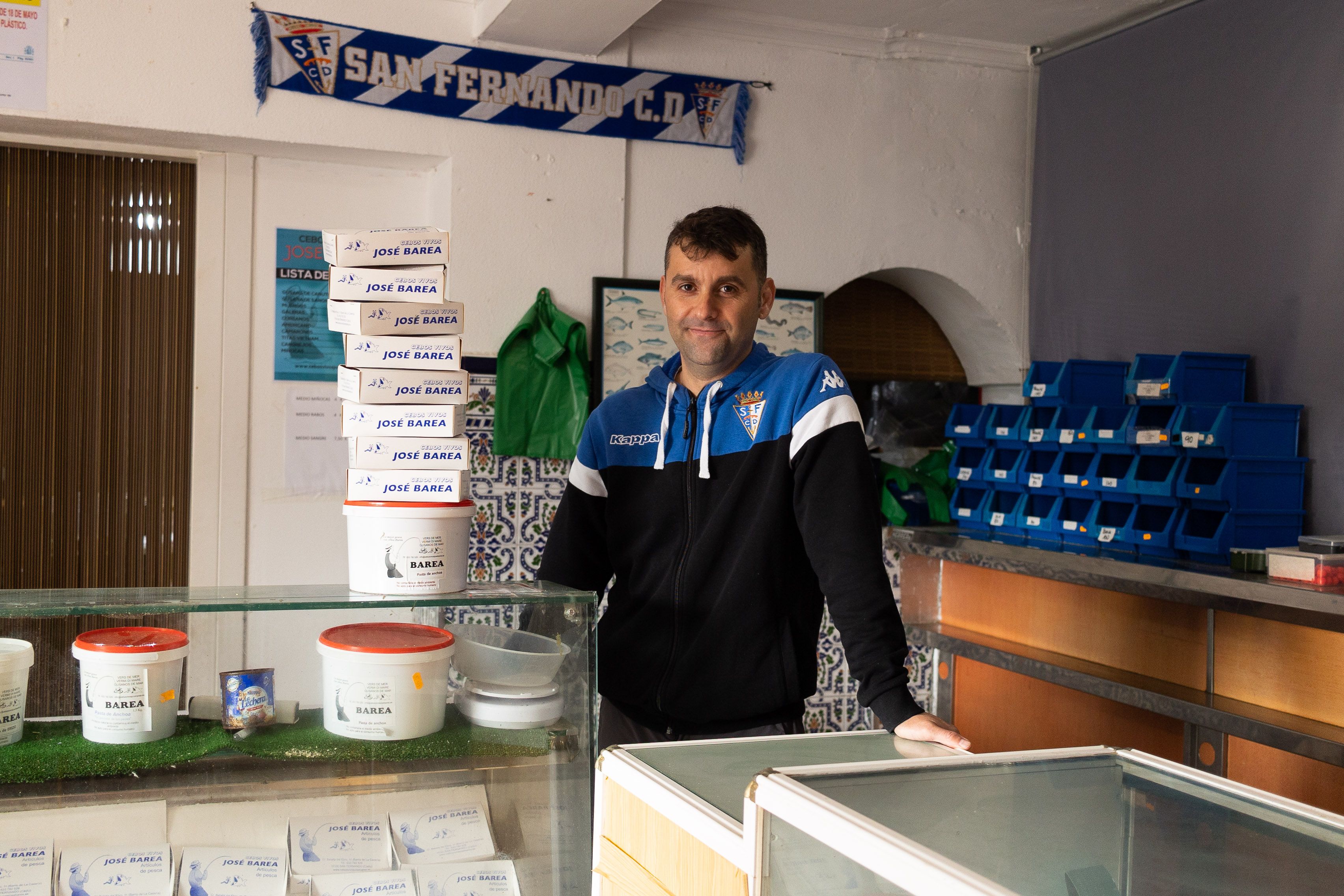 José en el mostrador de la tienda ubicada en La Casería.