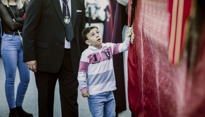  Detalle de un niño agarrado al faldón junto al contraguía.   ESTEBAN