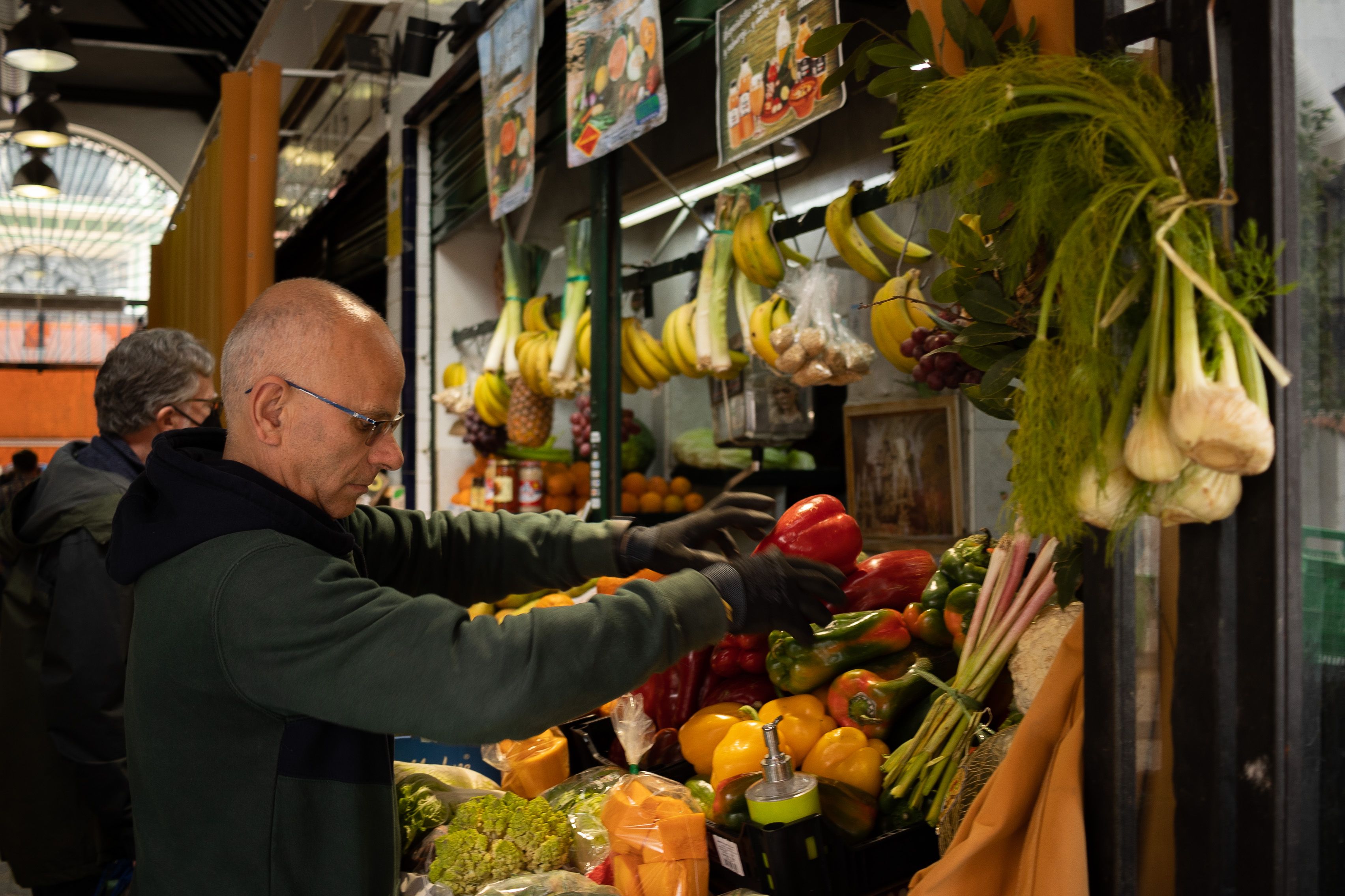 Uno de los encargados de Frutas Durán en el mercado.