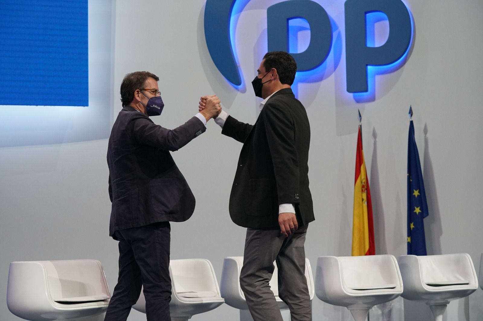 Feijóo saludando a Moreno en el congreso del PP. Feijóo saludando a Moreno en el congreso del PP.