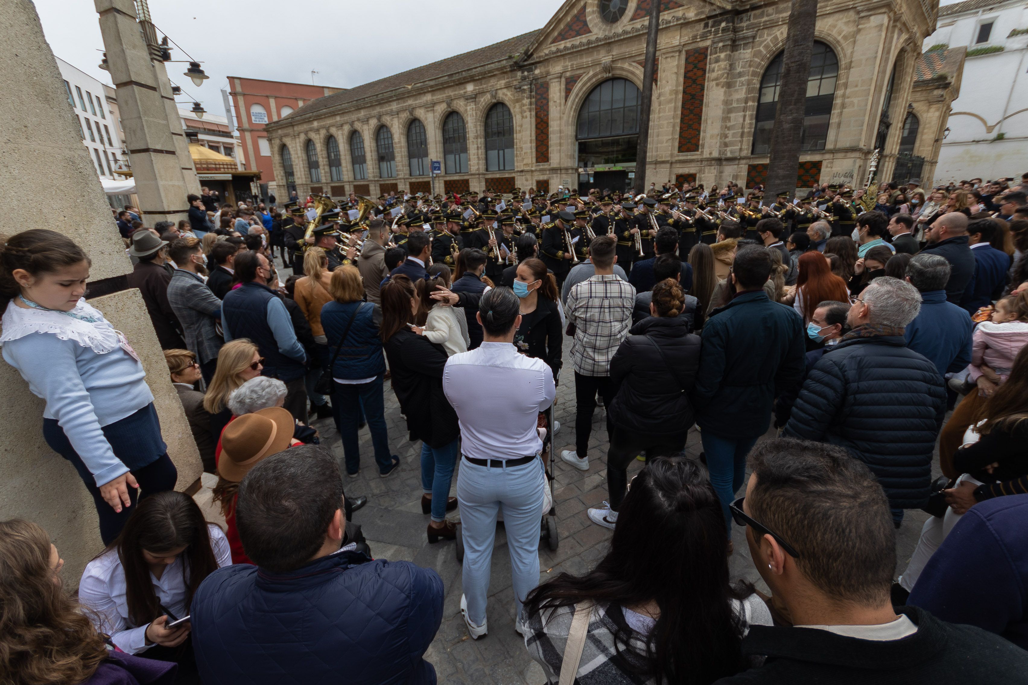 El domingo fue un preludio de la Semana Santa en la calle con bandas, como la de La Sentencia, que actuó en Doña Blanca.   MANU GARCÍA 