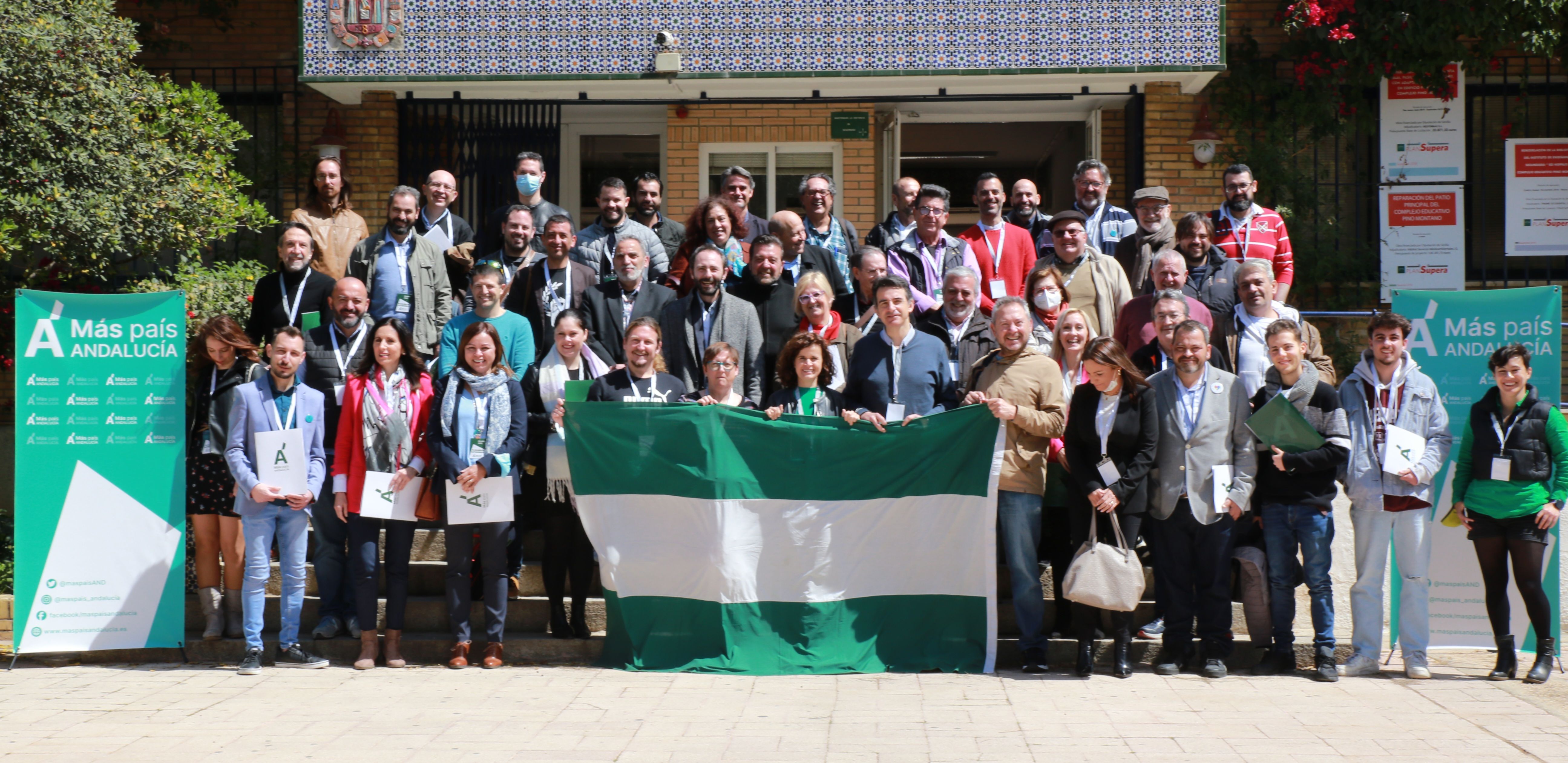 Más País decide en asamblea seguir adelante con el frente amplio andaluz. En la imagen, foto de familia tras el encuentro en Sevilla.