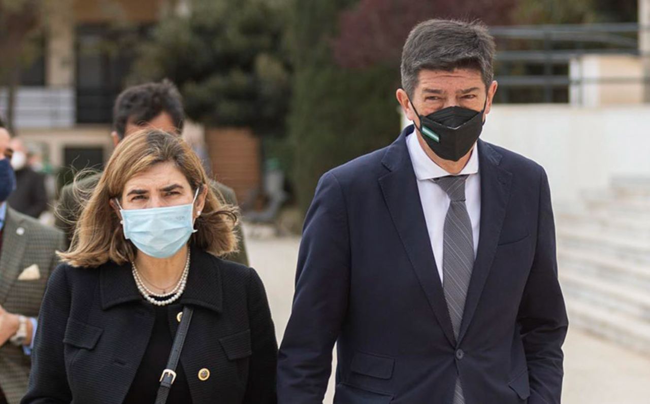 Juan Marín y la consejera Rocío Blanco, a su llegada al funeral de Javier Imbroda, esta tarde en Málaga, en una imagen de 'Canal Sur'.