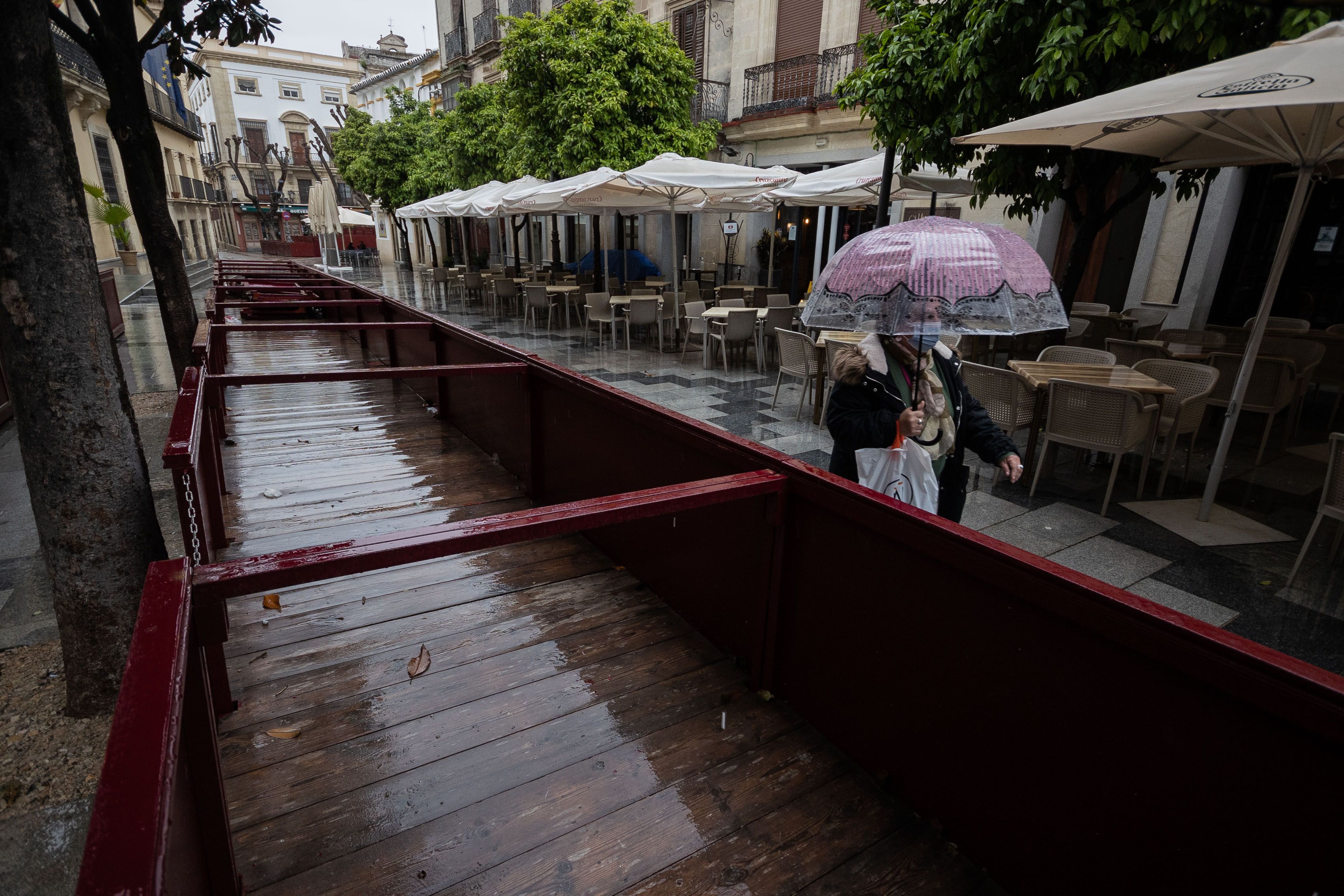 La triste imagen de lluvias en la pasada Semana Santa con los palcos vacíos y calles mojadas. 