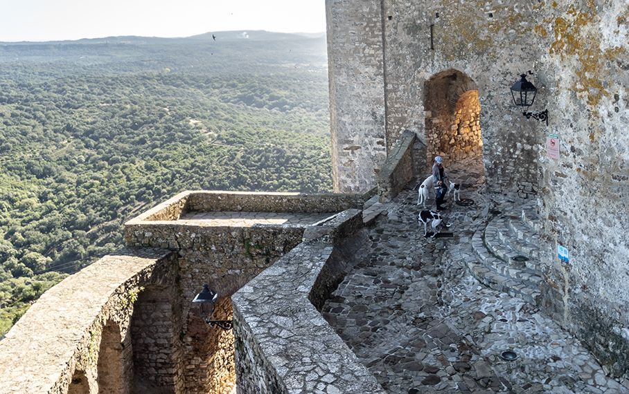 Castellar Viejo y al fondo, La Almoraima. Cádiz cuenta con uno de los pueblos medievales más bonitos de toda España.   JUAN CARLOS TORO