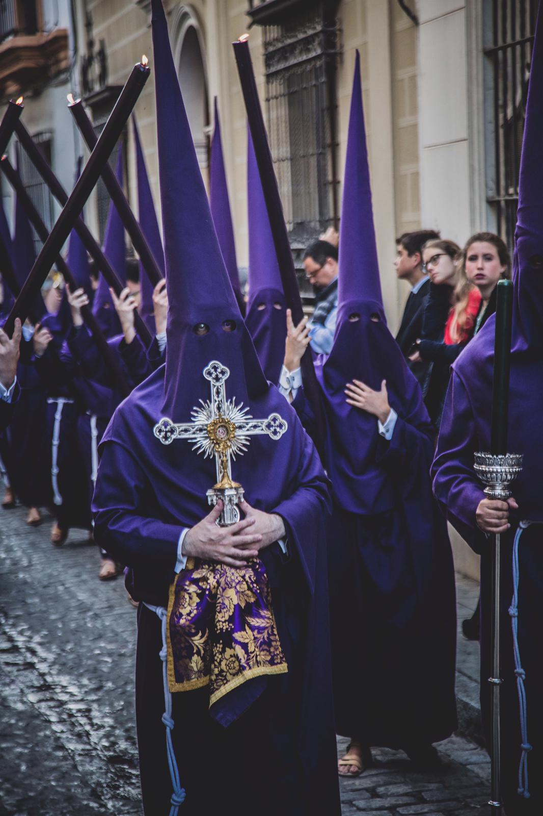 Detalle de una de las insignias, un relicario, portada por un nazareno. 