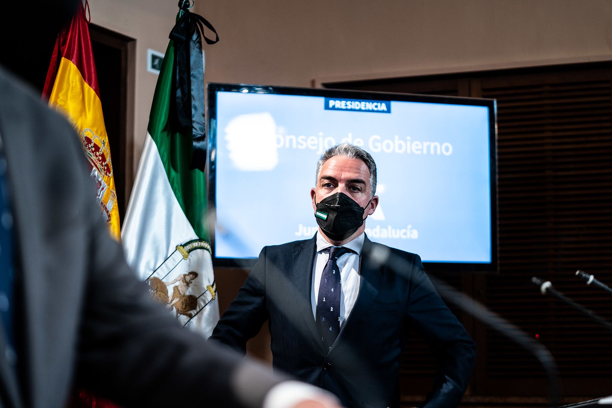 Elías Bendodo atento a la intervención de Juan Marín.