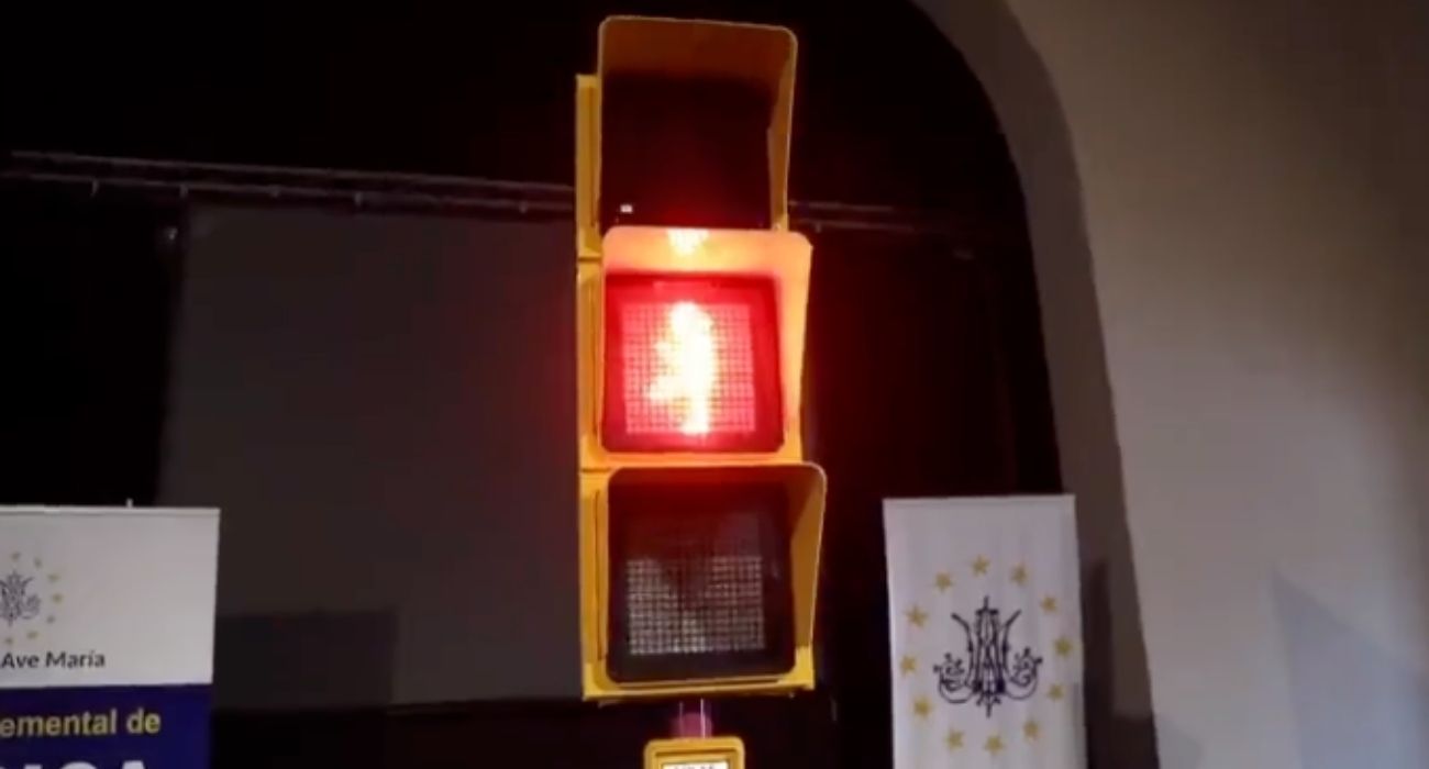 El semáforo que homenajea en Málaga a Chiquito de la Calzada. El semáforo que homenajea en Málaga a Chiquito de la Calzada.