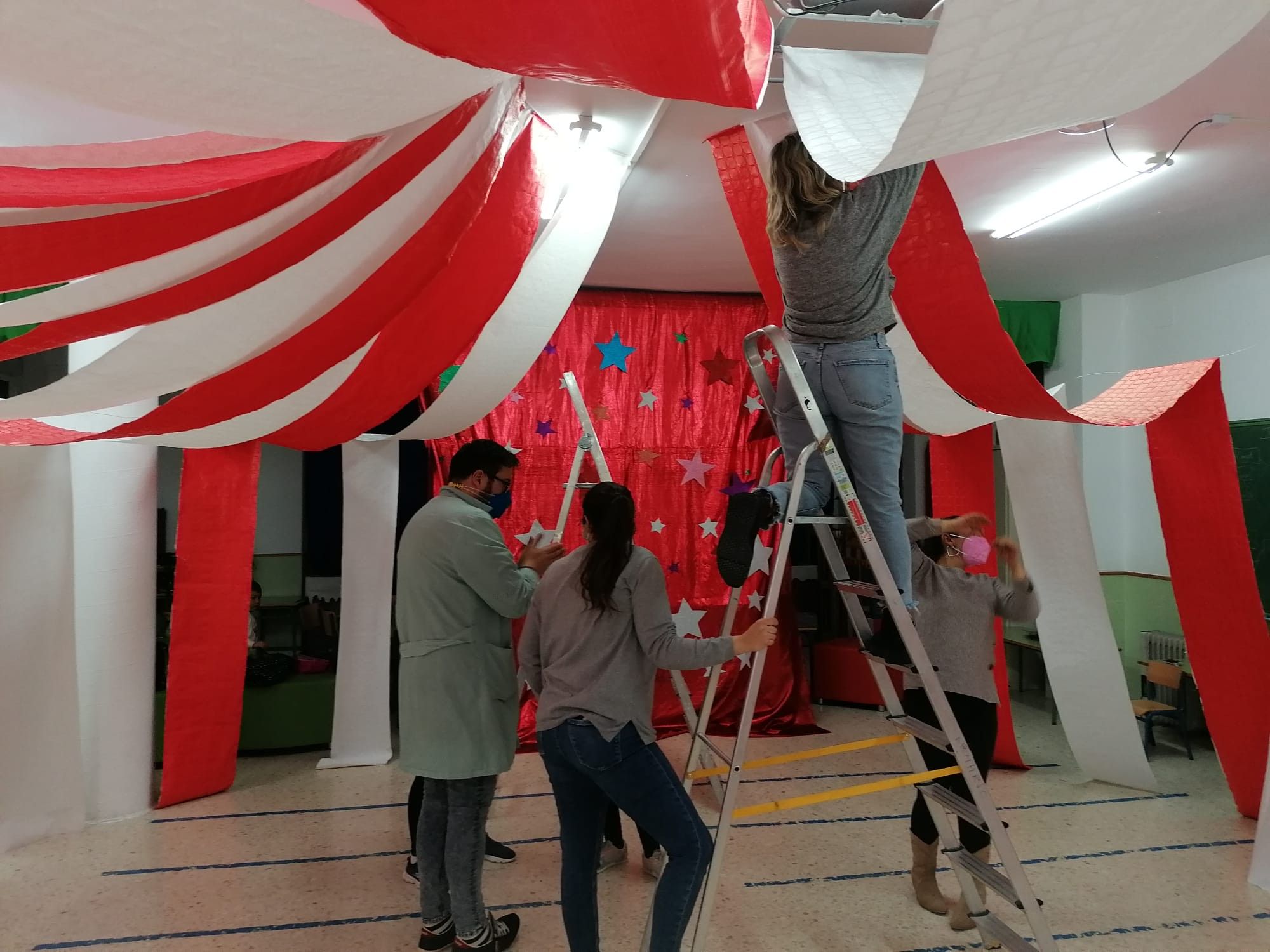 Montaje del circo en una de las clases del centro.