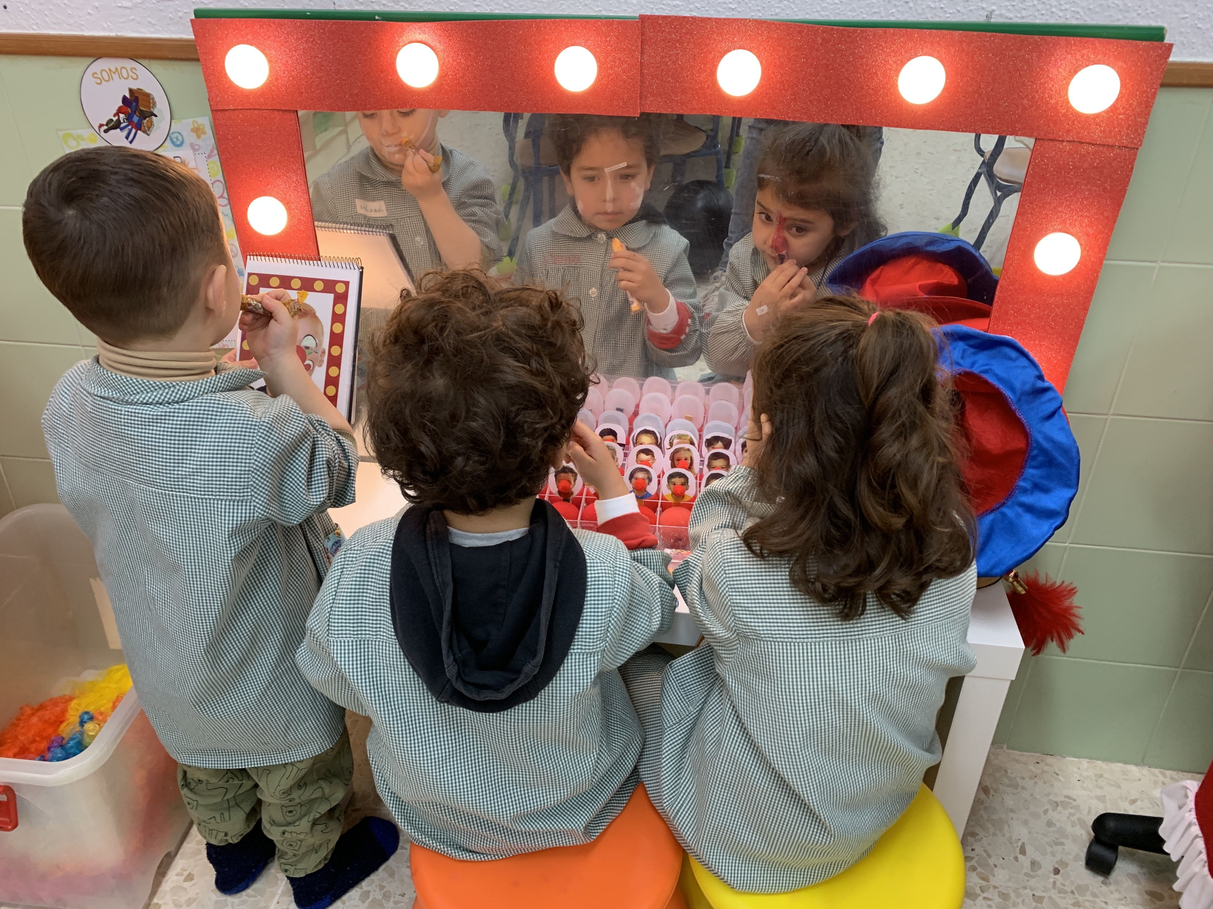 Los pequeños preparándose en el camerino.