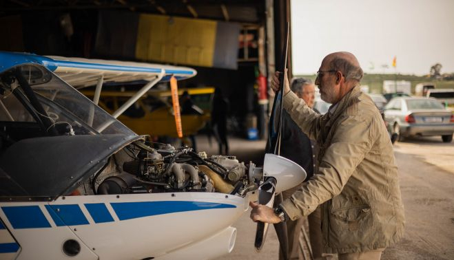José Manuel revisa el ultraligero antes de volar.