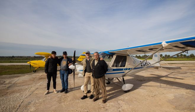 Los miembros del aeroclub Guadalete con sus ultraligeros en La Ina.