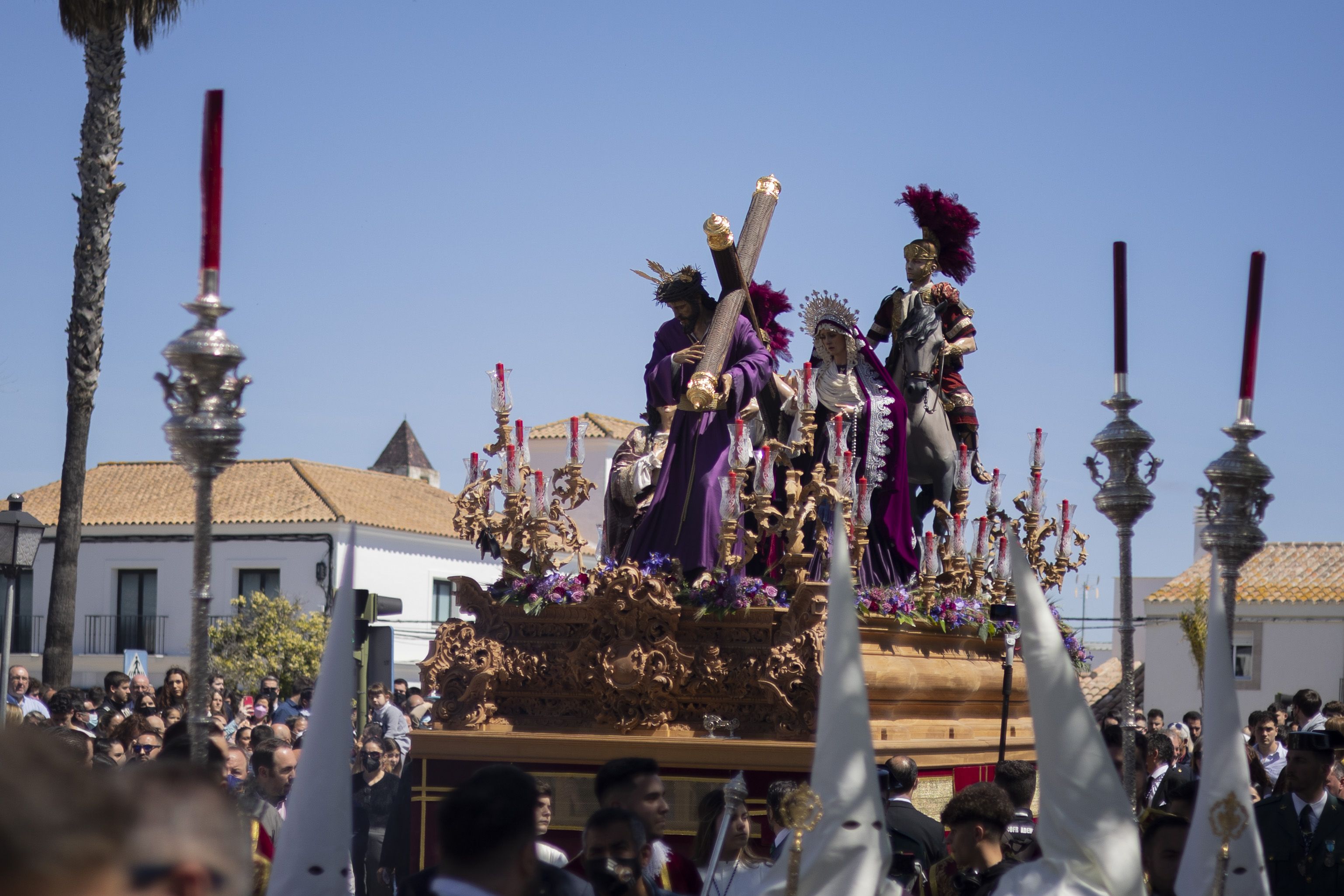 El misterio de La Entrega, ayer con un sol radiante, aún por la calles de Guadalcacín.