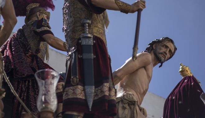 El Señor de la Entrega rodeado de la nueva imaginería que estrenó ayer.     MANU GARCÍA