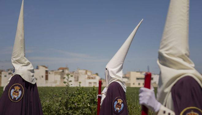 Nazarenos dejando atrás Guadalcacín, que se ve al fondo.   MANU GARCÍA