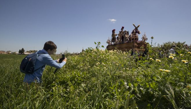 El misterio de La Entrega por el camino de Espera, ayer, fundiéndose con la vegetación del entorno rural.   MANU GARCÍA
