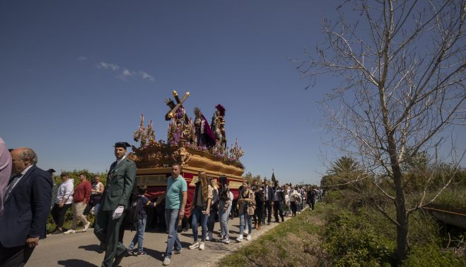 El paso, ayer, escoltado por la Guardia Civil camino de Jerez.    MANU GARCÍA