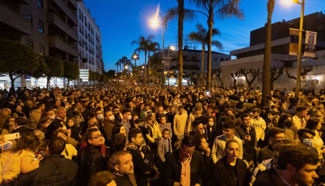 Numeroso público, expectante, ante la salida de la hermandad en Capuchinos.   MANU GARCÍA