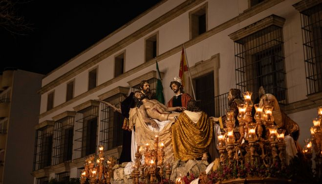 El paso con la imaginería alumbrada por los característicos candelabros del paso.   MANU GARCÍA
