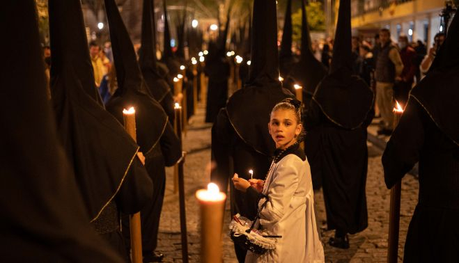 El ordenado cortejo de la hermandad.    MANU GARCÍA